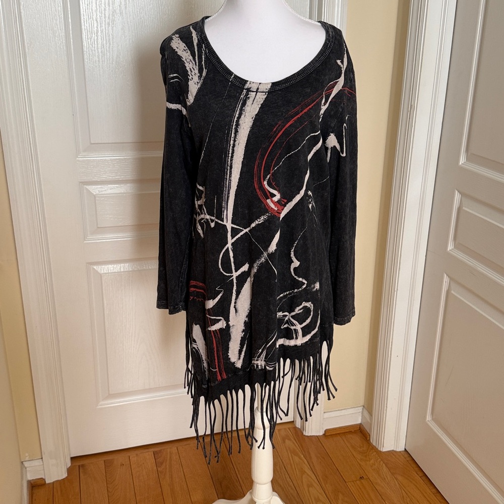 Jess and Jane Charcoal Gray and Red Abstract Tunic Top with fringe on the bottom